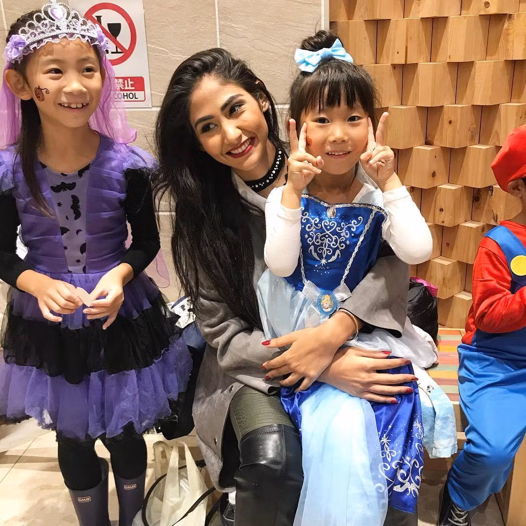 Dima cũng tích cực tham gia nhiều hoạt động cộng đồng. Cô từng kêu gọi ngừng chiến tranh và hỗ trợ thuốc men cho những người đang cần.