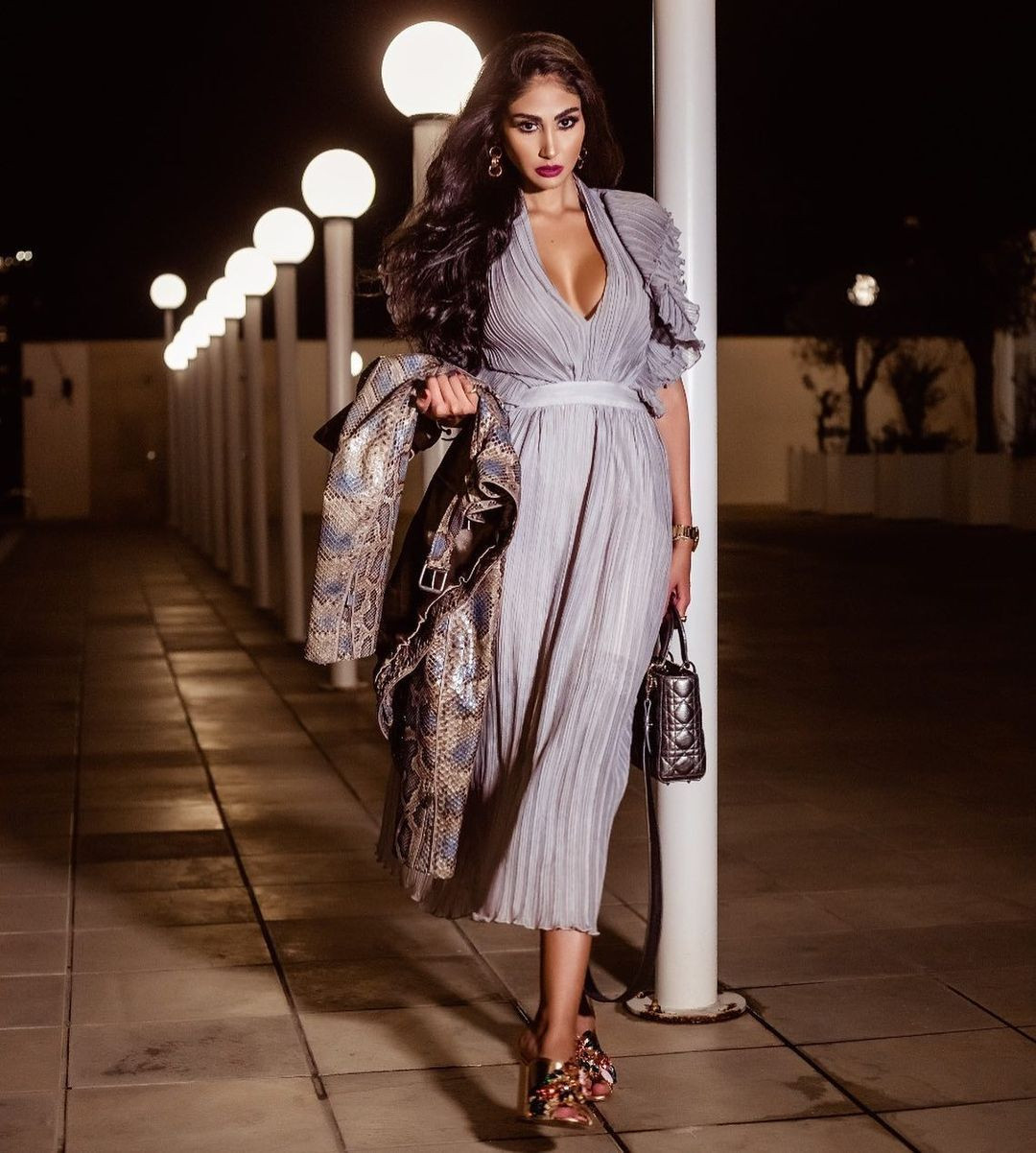 Ngoài công việc văn phòng, Dima cũng từng làm người mẫu ảnh.