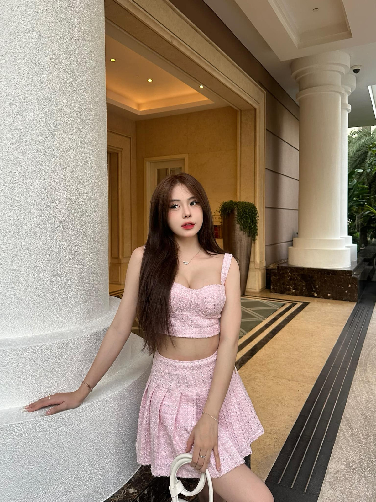 Trong những bức ảnh mới, nữ Tiktorer mạnh dạn chinh phục các trang phục hở bạo, khoe triệt để đường cong, đặc biệt là thềm ngực hấp dẫn.