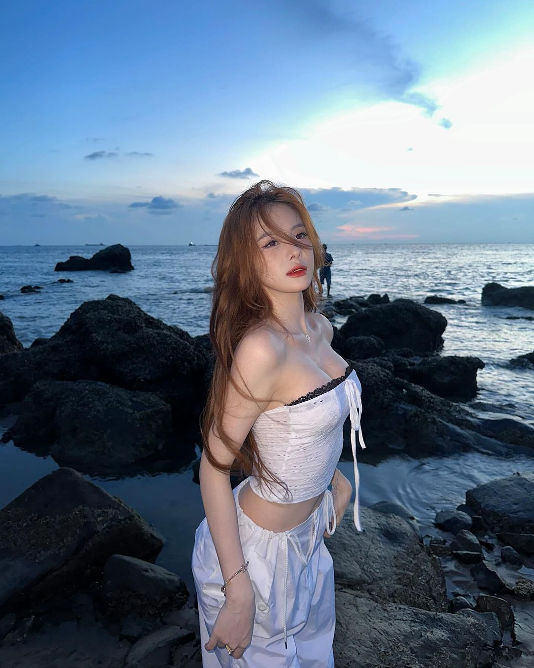  Võ Nữ Ngân Hà - Tiktoker sinh năm 2003 nổi tiếng với những clip triệu views gần đây dính tin đồn nâng cấp vòng một.