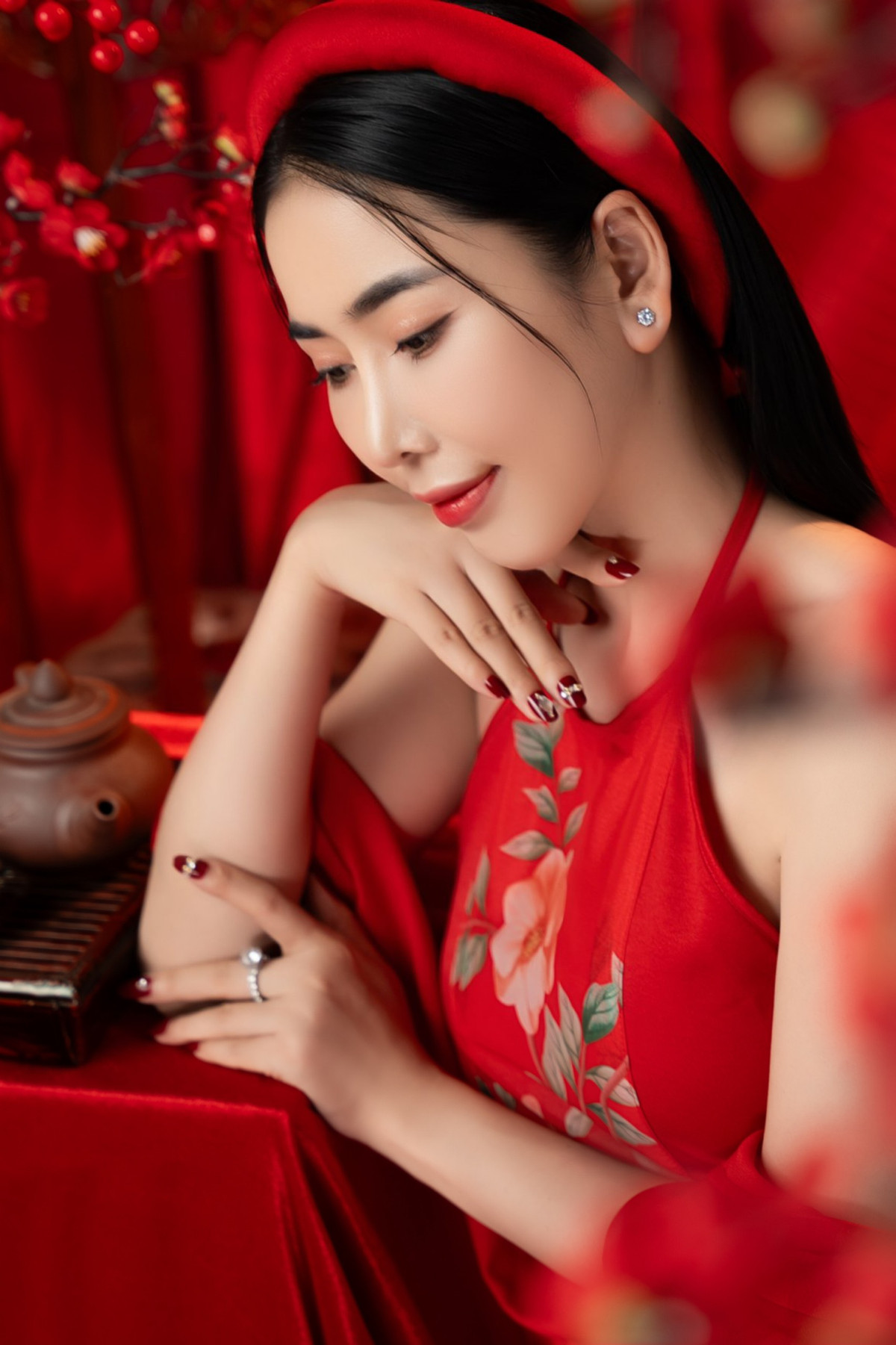 Hoa hậu Thế giới người Việt 2022 và ê kíp chăm chút cho concept lần này không gian đậm chất xuân với hình ảnh cây trái đâm chồi nảy lộc, đèn lồng đỏ rực… Trịnh Thanh Hồng được khen ngợi ngày càng nhuận sắc kể từ khi đăng quang hoa hậu. Người đẹp tiết lộ cô luôn chăm chút về mặt hình ảnh mỗi khi xuất hiện. Đó cũng là cách mỹ nhân quê Đồng Nai thể hiện sự tôn trọng dành cho khán giả.