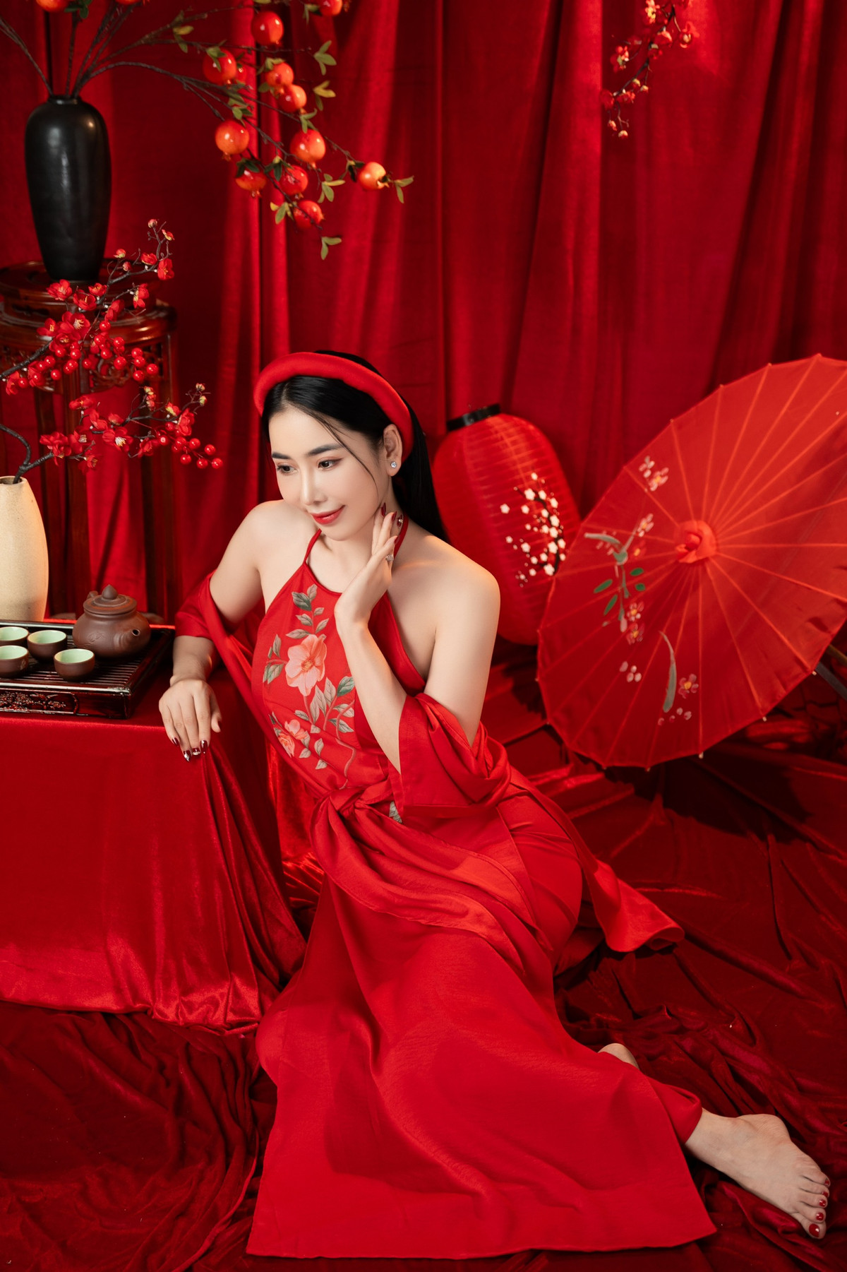 Với Trịnh Thanh Hồng, bộ ảnh lần này có một ý nghĩa đặc biệt, khép lại một năm với những kỷ niệm vui buồn trong công việc lẫn cuộc sống. Người đẹp cho biết cô chọn tâm thế lạc quan khi đón nhận mọi thứ diễn ra, kể cả những điều không như ý. Trong thời khắc chuyển giao năm mới, Thanh Hồng mong “chuyện cũ mình bỏ qua" để hướng đến những điều tích cực hơn.