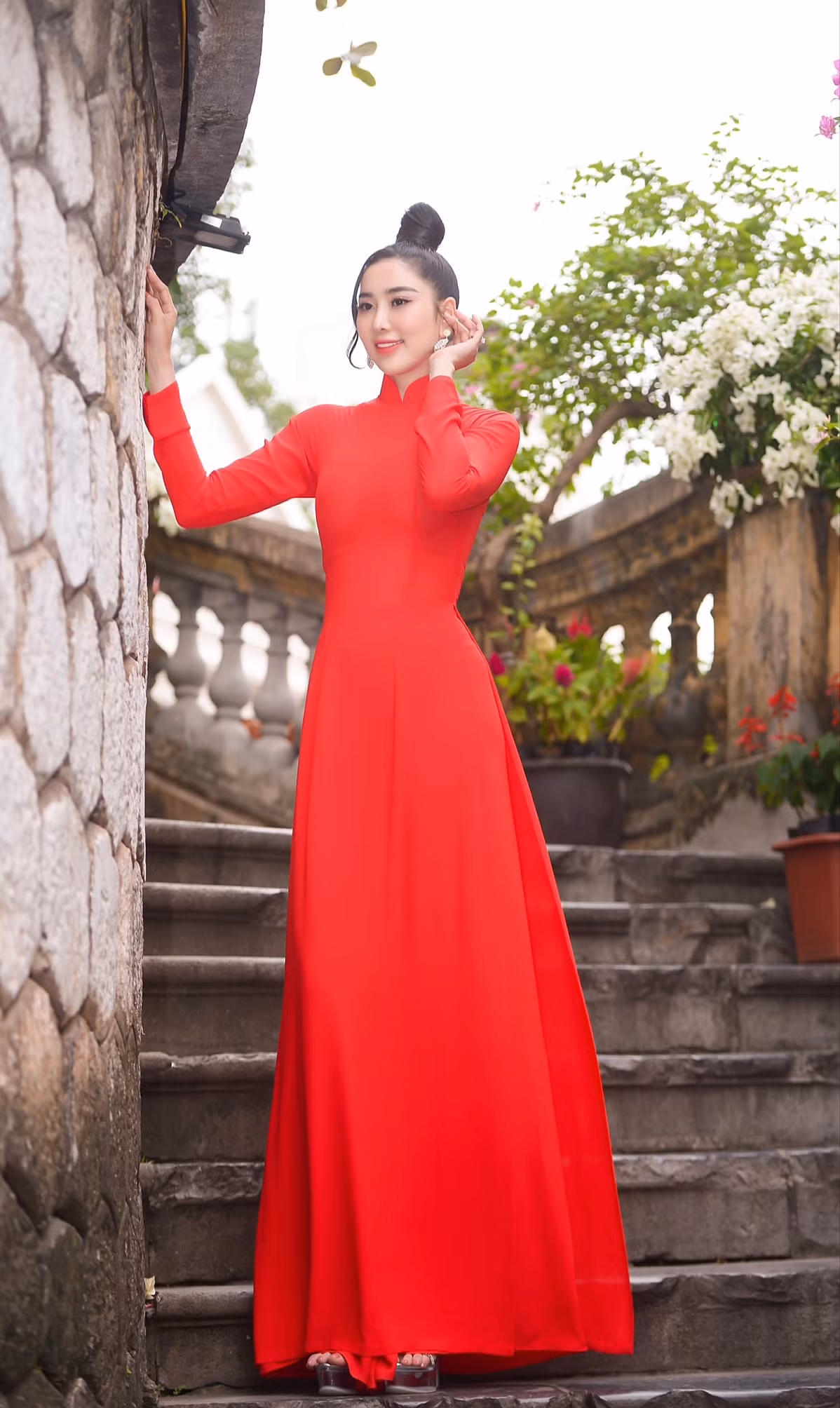 Người đẹp quê Đồng Nai bật mí điều khiến cô tự hào nhất khi nhìn lại 2023 chính là sự nỗ lực không ngừng trong các hoạt động cộng đồng. Kể cả khi chưa phải là hoa hậu, Trịnh Thanh Hồng đã nuôi dưỡng cho mình ước mơ được giúp đỡ những hoàn cảnh khó khăn, lan tỏa những giá trị yêu thương đến với mảnh đời bất hạnh hơn. Chính vì điều đó mà khi đăng quang hoa hậu, Trịnh Thanh Hồng miệt mài với các dự án lớn nhỏ, hy vọng có thể lan tỏa đến với nhiều người hơn.