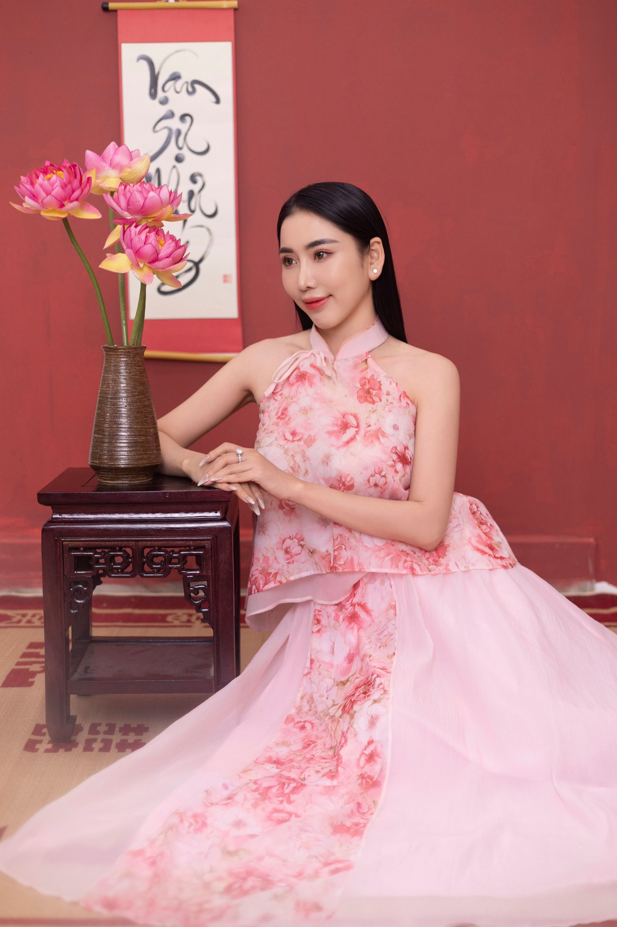 Với Trịnh Thanh Hồng, Tết không chỉ là để về nhà, quây quần bên gia đình mà còn là dịp để nghỉ ngơi, nạp năng lượng để chuẩn bị cho hành trình mới. Khép lại năm cũ, người đẹp quê Đồng Nai hy vọng năm 2024 sẽ khởi sắc hơn với nhiều dự định, kế hoạch. Ngoài công việc kinh doanh, mỹ nhân 9X sẽ đẩy mạnh các hoạt động nghệ thuật và đặc biệt là những dự án cộng đồng. “Với tôi, việc tham gia thiện nguyện không phải để “làm màu", lấy hình ảnh mà vì mục đích sẻ chia. Bởi tôi tin rằng khi mình trao yêu thương, sẽ nhận lại được yêu thương", cô tâm sự.