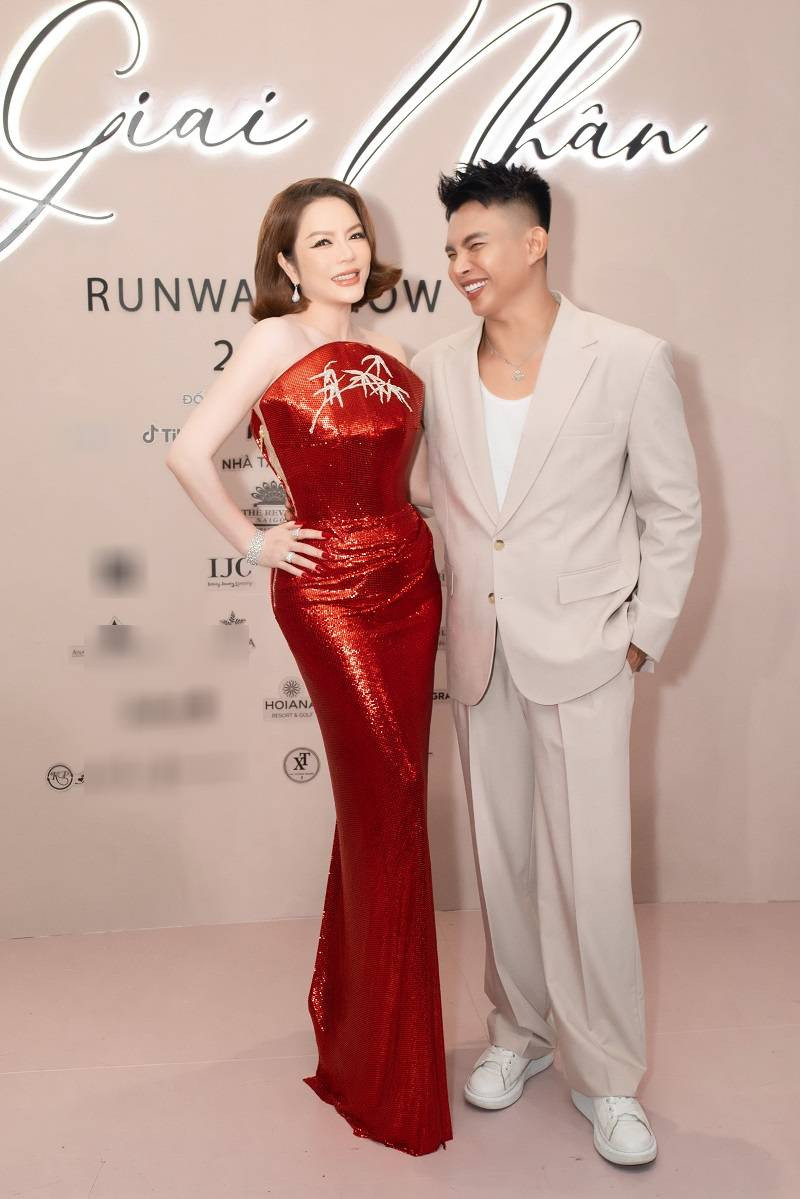 Không ít lần Lý Nhã Kỳ diện lên người những bộ trang sức kim cương đắt tiền bậc nhất ở showbiz Việt.