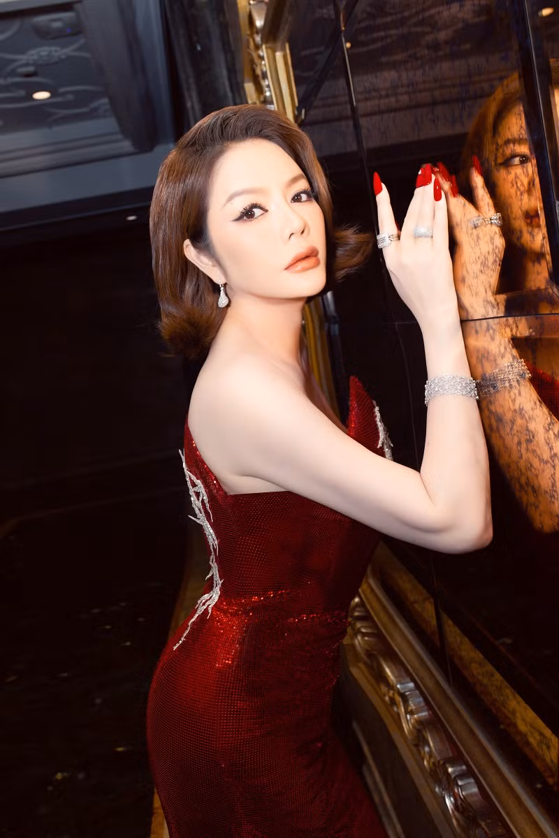 Vóc dáng đồng hồ cát và làn da trắng không tỳ vết của Lý Nhã Kỳ được Đỗ Long khai thác triệt để khi lựa chọn phom dáng đuôi cá, gam màu nóng rực rỡ.