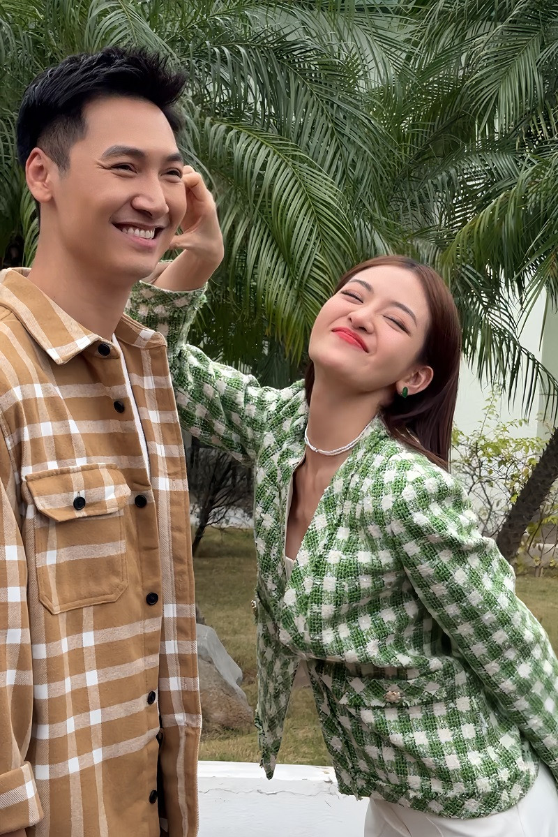 Chúng ta của 8 năm sau đánh dấu lần thứ hai kết hợp của Thùy Anh và Mạnh Trường, sau thành công của phim Đừng nói khi yêu. Thùy Anh tiết lộ ở bộ phim năm ngoái, cô hay cảm thấy ngại khi làm việc cùng ông bố bỉm sữa nổi tiếng của showbiz Việt. Đôi khi trên trường quay, cô không dám nhìn vào mắt Mạnh Trường, không dám trêu đùa hay rủ anh quay Tiktok. Sang đến phim này, cảm giác ngại ngùng giữa hai diễn viên được phá vỡ. Họ thoải mái nhập vai hơn.