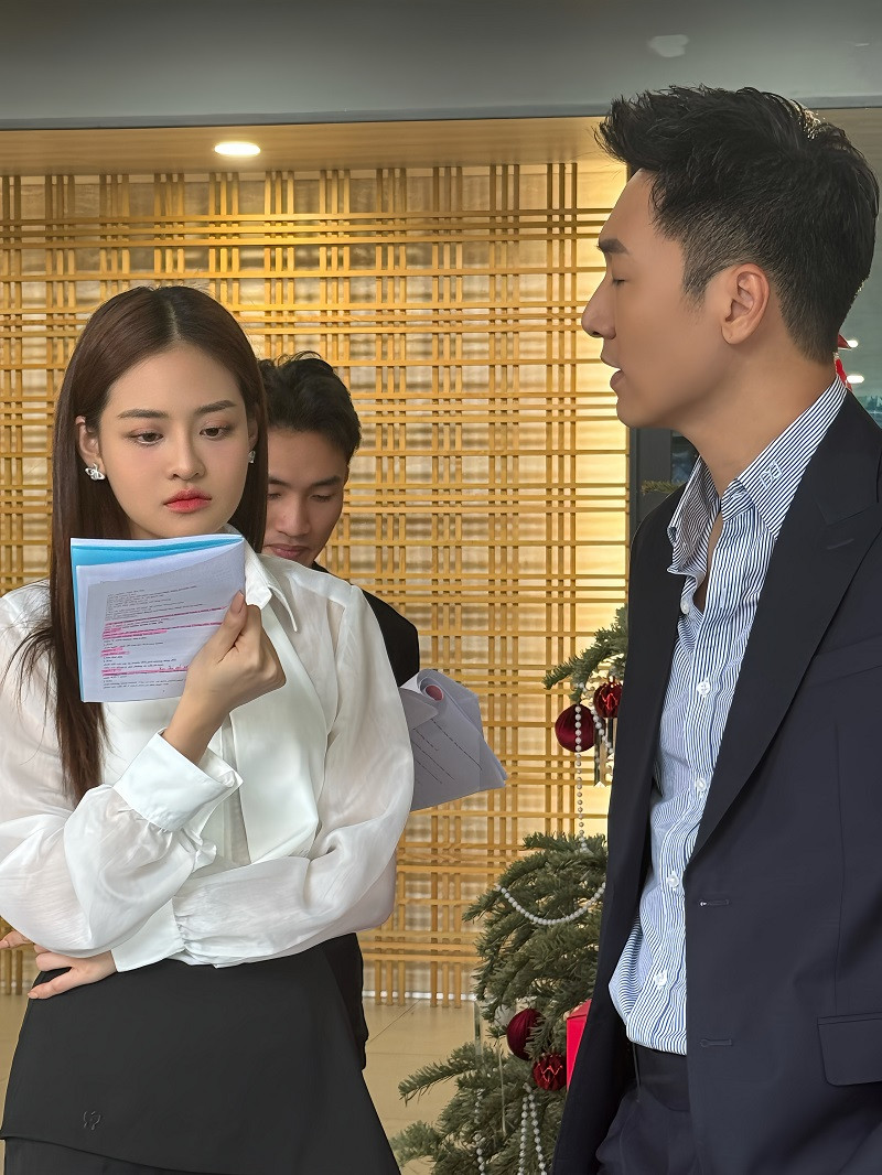 Đối với người đẹp sinh năm 1995, vai diễn này là một trải nghiệm đầy tươi mới, bởi ngoài đời, cô chưa từng có kinh nghiệm theo đuổi ai. Thùy Anh kể: “Ngày xưa, tôi từng có vài crush, muốn tán người ta lắm nhưng không dám vì sợ bị từ chối. Vào Chúng ta của 8 năm sau, tôi được trở thành cô gái có gia cảnh và học thức tốt, được quyền tự tin cưa cẩm người khác”.