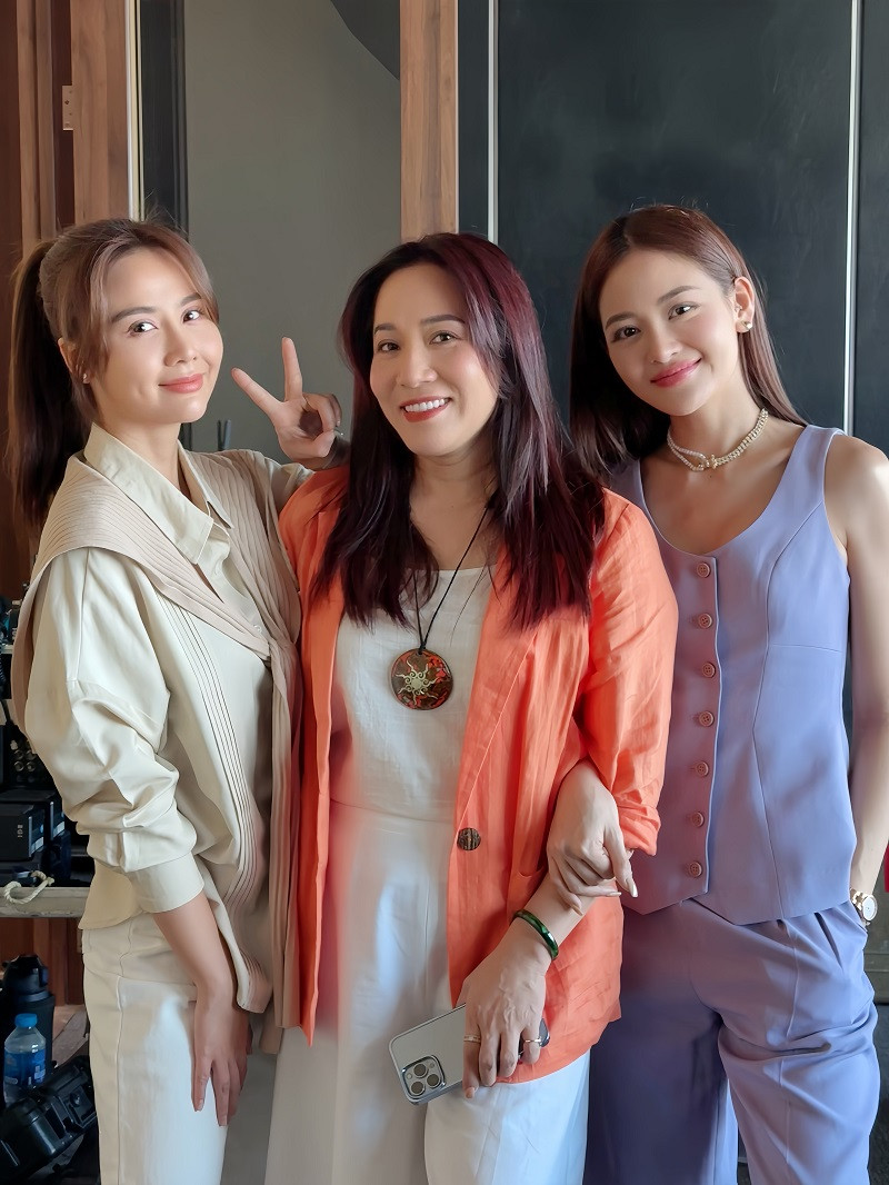 Qua nhiều tháng ngày đồng hành trên trường quay, dàn cast Chúng ta của 8 năm sau thêm gắn bó. Nhưng do lịch quay dày đặc để đoàn kịp hoàn thành 30 tập phần 2 trước Tết, thời gian này, họ ít khi có dịp tụ tập ăn uống, đi chơi.