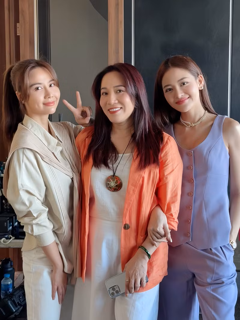 Qua nhiều tháng ngày đồng hành trên trường quay, dàn cast Chúng ta của 8 năm sau thêm gắn bó. Nhưng do lịch quay dày đặc để đoàn kịp hoàn thành 30 tập phần 2 trước Tết, thời gian này, họ ít khi có dịp tụ tập ăn uống, đi chơi.