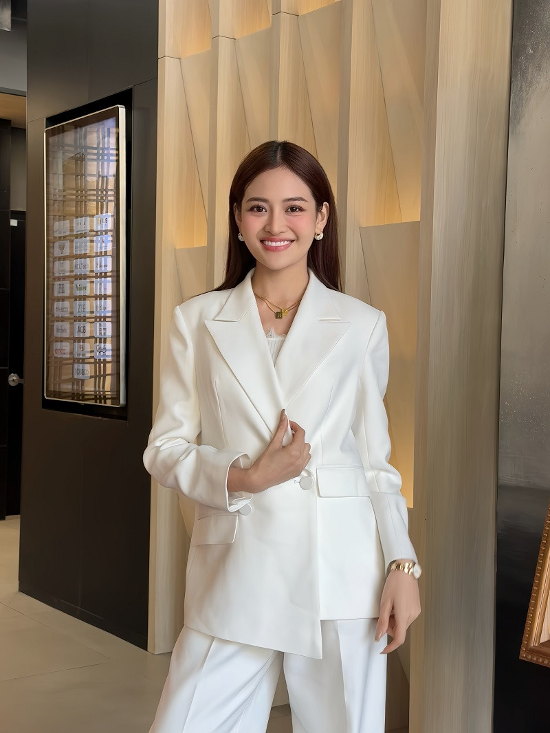 Không chỉ tính cách nhân vật được yêu mến, Thùy Anh cũng nhận nhiều lời khen cho visual trong Chúng ta của 8 năm sau. Ngay cả người nhà, bạn bè cũng nhắn tin khen cô lên hình đẹp, ăn mặc sành điệu. Nữ diễn viên bật mí đến hiện tại, số trang phục cô đầu tư cho vai diễn đã lên đến hơn 40 bộ. Mỗi phân cảnh, cô lên đồ một kiểu, không muốn mình trùng lặp để phù hợp vai diễn con gái nhà tài phiệt. Cô cũng muốn gợi ý cho hội chị em công sở những phong cách không quá gò bó nhưng vẫn kín đáo.