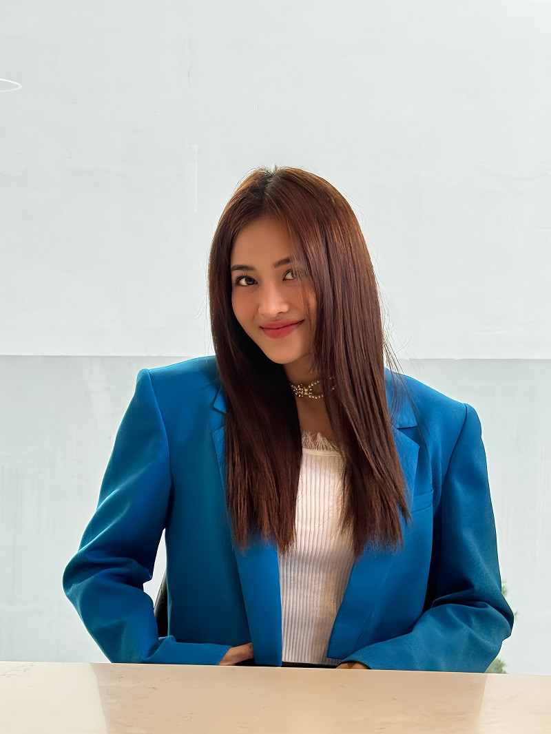 Cô giải thích: “Chị La La rất đẹp và khí chất. Xem chị diễn thử một cảnh trong kịch bản của Chúng ta của 8 năm sau, tôi rất ấn tượng và thích thú, học hỏi ngay. Tôi nghĩ mình phải tạo dựng khí chất của một tiểu thư có học thức, vốn sống và từng ở nước ngoài. Nếu thể hiện không khéo, tôi sẽ trở nên rất trẻ con và để lộ sự thể hiện thiếu chiều sâu”.