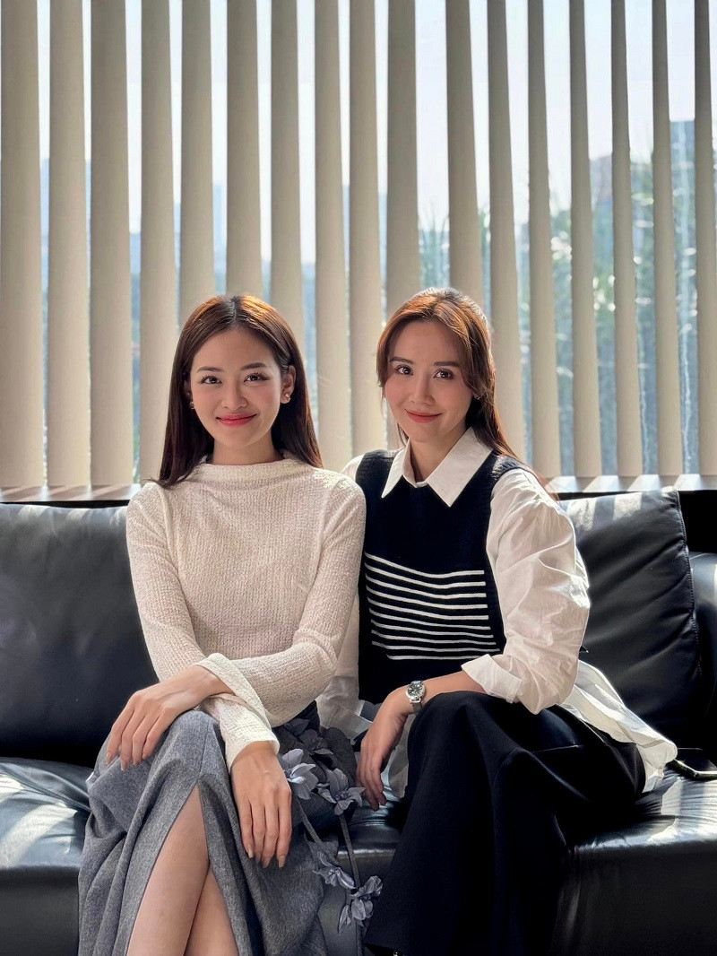 Nữ diễn viên kể: “Khi diễn, tôi và chị Huyền Lizzie thấy không ưa nhau thật, nhìn nhau khó chịu. Nhưng đó là cảm xúc của nhân vật thôi. Đạo diễn vừa hô ‘cắt’, chúng tôi lại trở về làm chị em thân thiết, vui vẻ với nhau”.