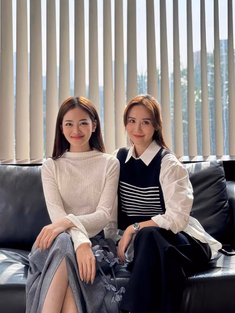 Nữ diễn viên kể: “Khi diễn, tôi và chị Huyền Lizzie thấy không ưa nhau thật, nhìn nhau khó chịu. Nhưng đó là cảm xúc của nhân vật thôi. Đạo diễn vừa hô ‘cắt’, chúng tôi lại trở về làm chị em thân thiết, vui vẻ với nhau”.