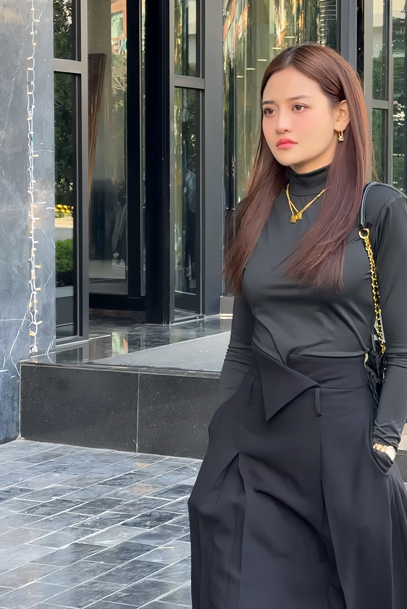 Trái lại, diễn chung với Huyền Lizzie mang lại cho Thùy Anh ít nhiều áp lực, bởi đôi bạn thân hơn 10 năm phải hóa thân tình địch.