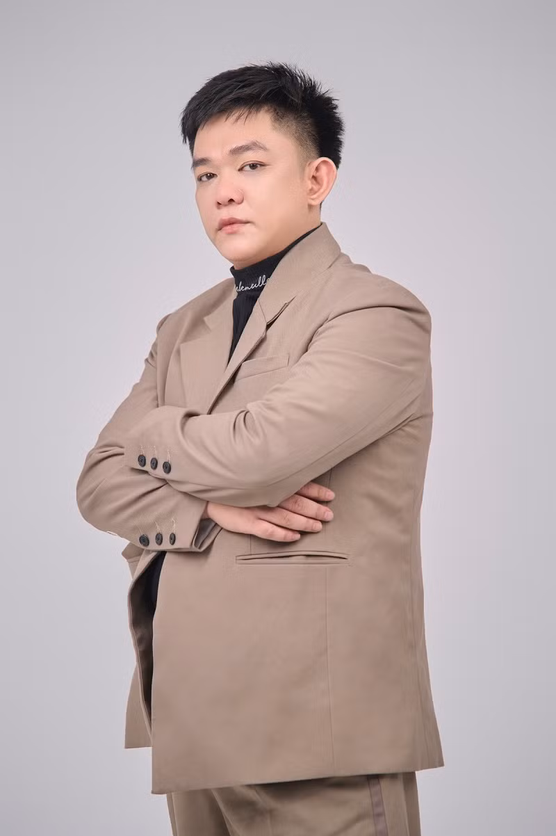 Con trai nuoi cua Ngoc Son hat ve cuoc tinh trai ngang-Hinh-2