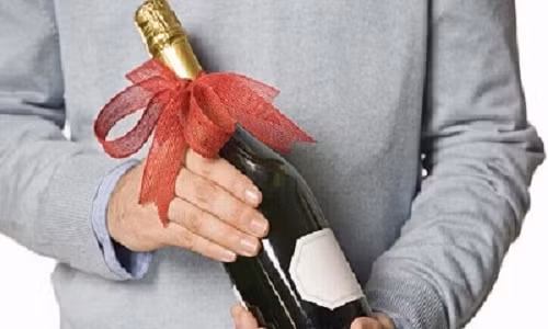 Mua rượu biếu bố vợ dịp Tết, tôi bị mắng không tiếc lời Mua ruou bieu bo vo dip Tet, toi bi mang khong tiec loi