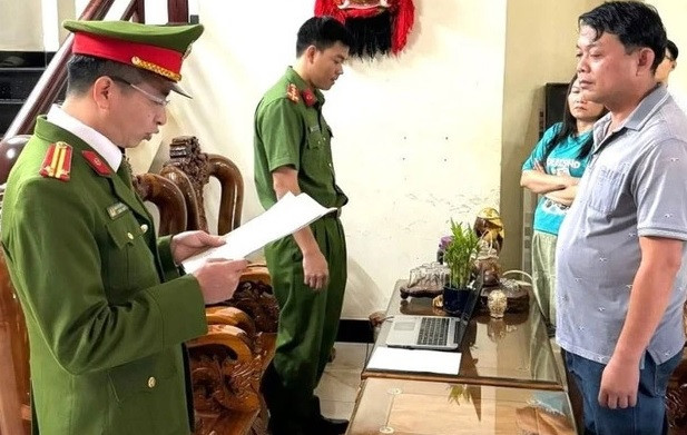 Mua bán hóa đơn trái phép hàng chục tỷ, giám đốc bị bắt giam Mua ban hoa don trai phep hang chuc ty, giam doc bi bat giam