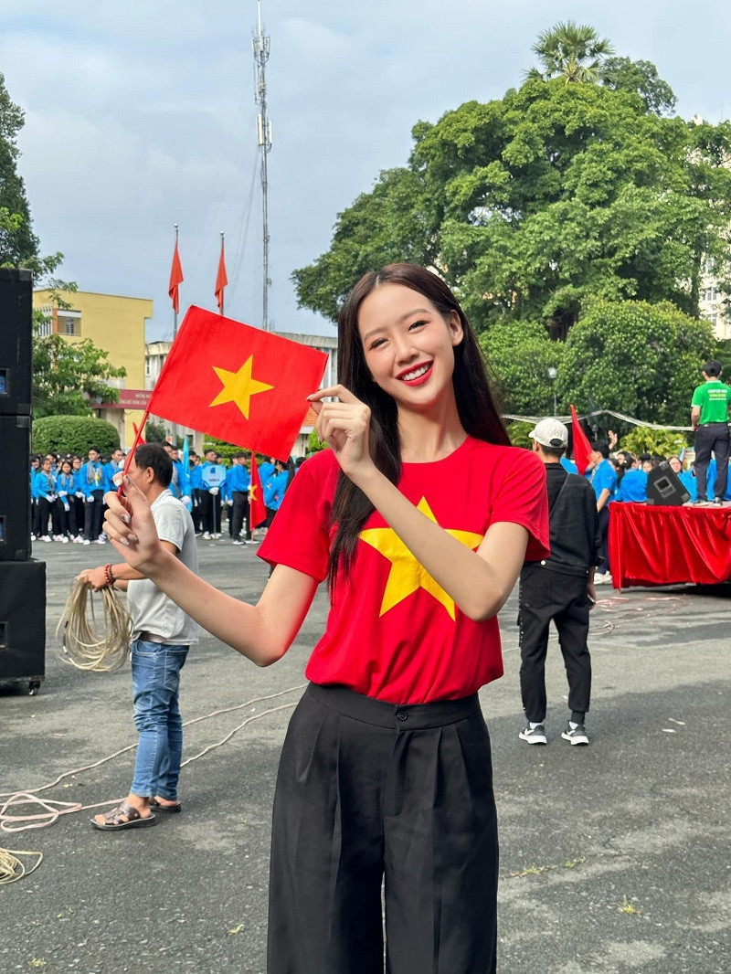 Huynh Tran Y Nhi va gan 20 hoa hau, a hau do bo giai chay