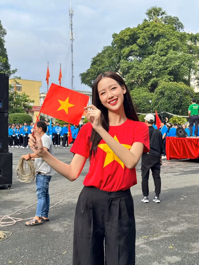 Huynh Tran Y Nhi va gan 20 hoa hau, a hau do bo giai chay