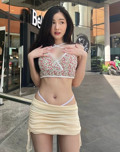 Những hình ảnh hot girl xinh đẹp người Thái Lan diện đồ hở bạo, ngắn cũn, cố tình co kéo trang phục để khoe vóc dáng bốc lửa giữa phố gây xôn xao dư luận. (Nguồn ảnh: IG)