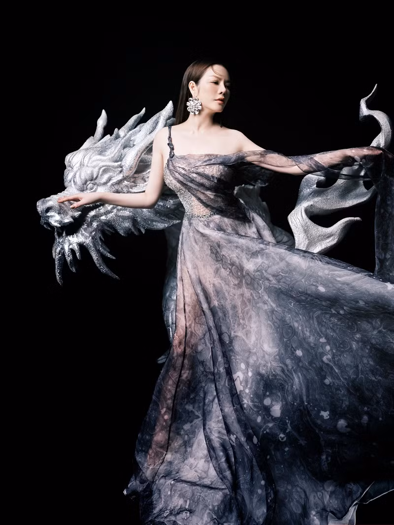 Thành công trong kinh doanh lẫn sự nghiệp nghệ thuật, Lý Nhã Kỳ vẫn khiến khán giả trăn trở vì vẫn chưa lập gia đình. Với nữ diễn viên, khi chứng kiến sự nôn nóng của mọi người, cô hạnh phúc vì biết bản thân vẫn đang được yêu thương.