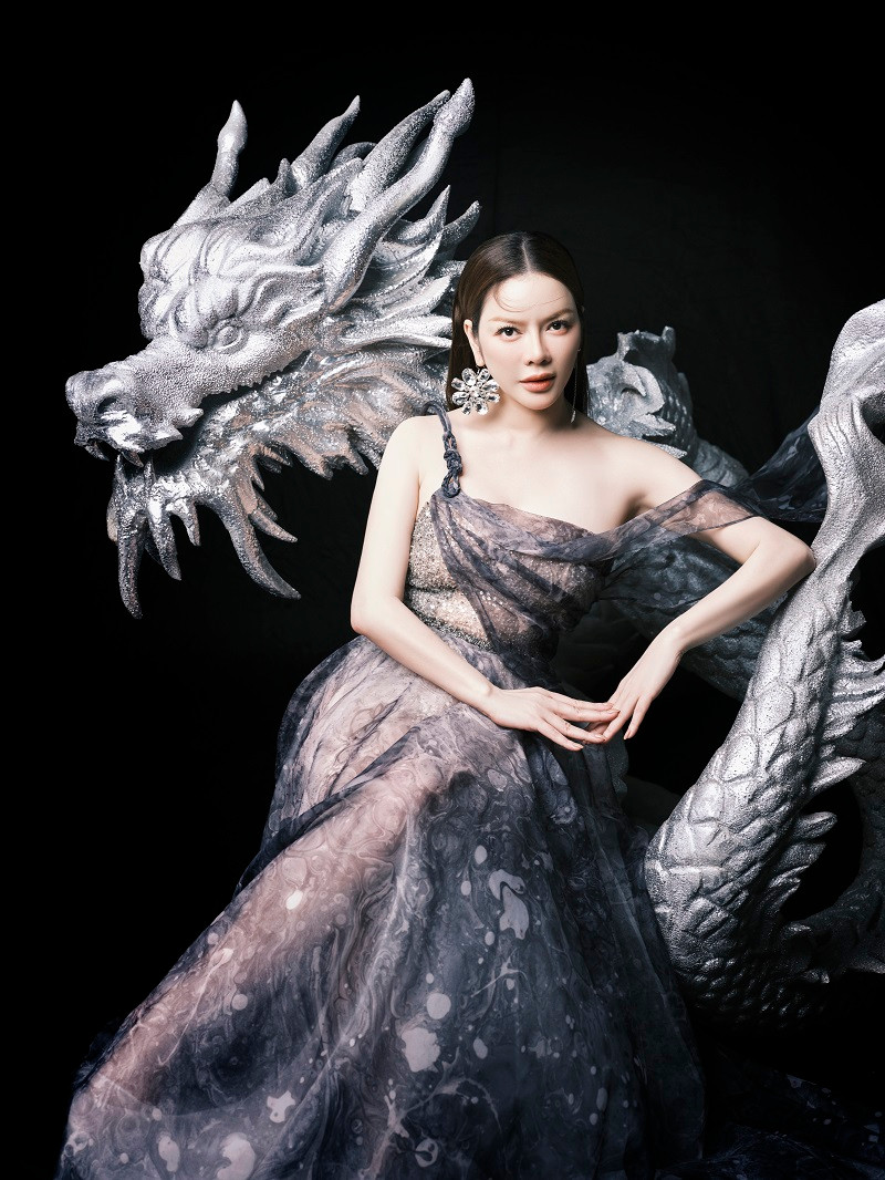 Lý Nhã Kỳ chia sẻ trước đây, cô ích kỷ trong tình yêu. Khi có nhiều người đàn ông tài giỏi, yêu thương mình, người đẹp không biết phải chọn ai. “Bây giờ cũng có nhiều lựa chọn nhưng tôi trưởng thành rồi, bớt tham vọng lại. Tôi trân trọng những người yêu thương mình và bắt đầu suy nghĩ chọn người phù hợp. Bây giờ tôi nghĩ đến người khác, sợ cái tên của mình sẽ làm người ta tổn thương”, cô nói.