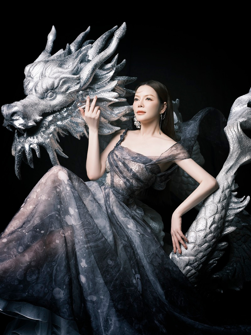 Theo diễn viên Lý Nhã Kỳ, hoàn cảnh khắc nghiệt giúp cô trưởng thành từ sớm. Điều đó trở thành cẩm nang để người đẹp vững vàng vượt qua những sóng gió. “Nếu được bảo bọc từ nhỏ chắc sẽ không có Lý Nhã Kỳ của ngày hôm nay”, cô chia sẻ.