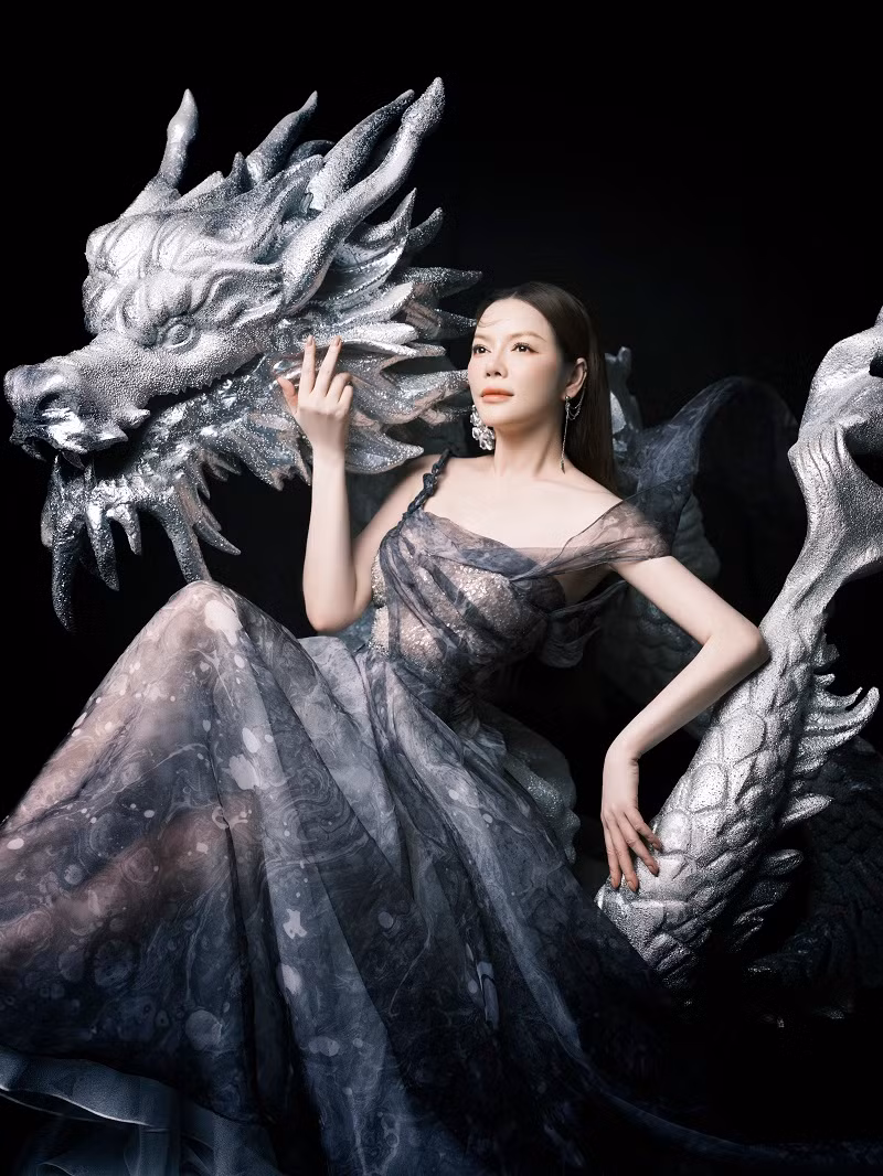 Theo diễn viên Lý Nhã Kỳ, hoàn cảnh khắc nghiệt giúp cô trưởng thành từ sớm. Điều đó trở thành cẩm nang để người đẹp vững vàng vượt qua những sóng gió. “Nếu được bảo bọc từ nhỏ chắc sẽ không có Lý Nhã Kỳ của ngày hôm nay”, cô chia sẻ.