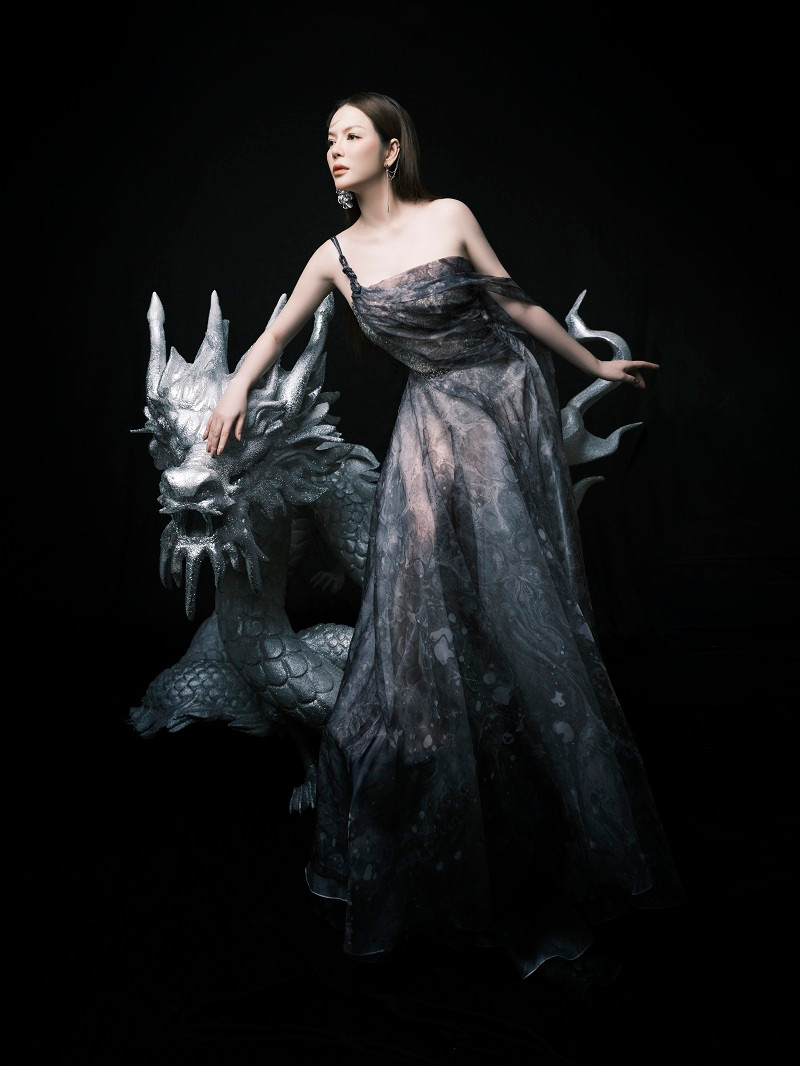 Lý Nhã Kỳ cảm nhận ở hiện tại, cô biết cách cân bằng giữa lý trí và cảm xúc. Nữ diễn viên trải lòng: “Tôi đàn bà hơn, mở lòng để cho mọi người thấy một Lý Nhã Kỳ mà từ xưa đến giờ tôi cất giấu. Tôi biết ơn vì vẫn giữ được sự mong manh. Trong cuộc sống, người phụ nữ sợ nhất là không còn mong manh được nữa. Với tôi, phụ nữ buồn, khóc thì cũng không phải quá tiêu cực nên đừng bao giờ cố gồng mình. Ngày xưa tổn thương tôi sẽ giấu vào trong, nhưng bây giờ thì khác”.