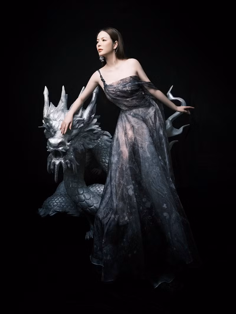 Lý Nhã Kỳ cảm nhận ở hiện tại, cô biết cách cân bằng giữa lý trí và cảm xúc. Nữ diễn viên trải lòng: “Tôi đàn bà hơn, mở lòng để cho mọi người thấy một Lý Nhã Kỳ mà từ xưa đến giờ tôi cất giấu. Tôi biết ơn vì vẫn giữ được sự mong manh. Trong cuộc sống, người phụ nữ sợ nhất là không còn mong manh được nữa. Với tôi, phụ nữ buồn, khóc thì cũng không phải quá tiêu cực nên đừng bao giờ cố gồng mình. Ngày xưa tổn thương tôi sẽ giấu vào trong, nhưng bây giờ thì khác”.