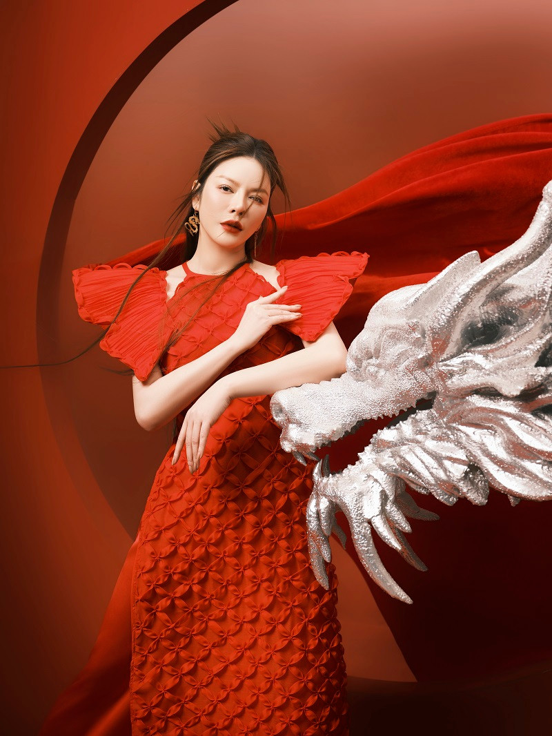 Suốt quãng thời gian dài hoạt động nghệ thuật lẫn kinh doanh, Lý Nhã Kỳ vẫn giữ được sự mạnh mẽ, cá tính và tinh thần dám đương đầu với mọi thử thách. Song ở hiện tại, người đẹp thấy mình bớt nóng tính hơn, biết đặt để cảm xúc đúng chỗ.