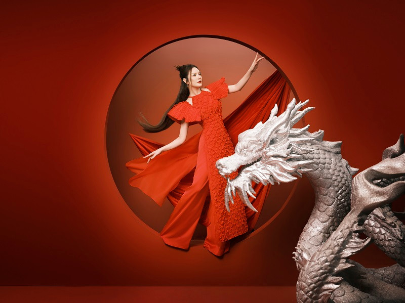 Trong bộ ảnh, nữ diễn viên biến hóa với nhiều mẫu trang phục, khoe vóc dáng gợi cảm, thanh lịch.