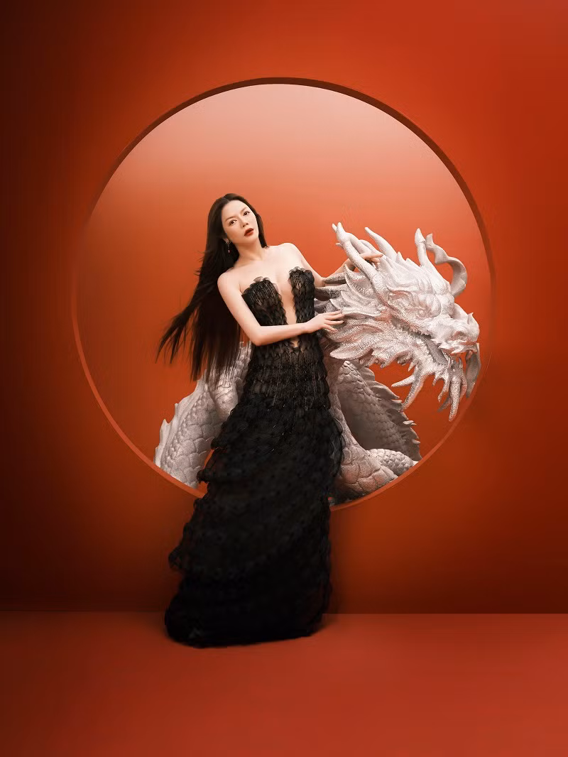 “Trước đây, tôi sống hơi vội vã. Nhưng bây giờ tôi chọn cảm nhận mọi người xung quanh và cả bản thân. Hành trình đó giúp tôi tìm ra được nhiều thứ thú vị trong cuộc sống”, diễn viên Kẻ thứ ba bày tỏ.