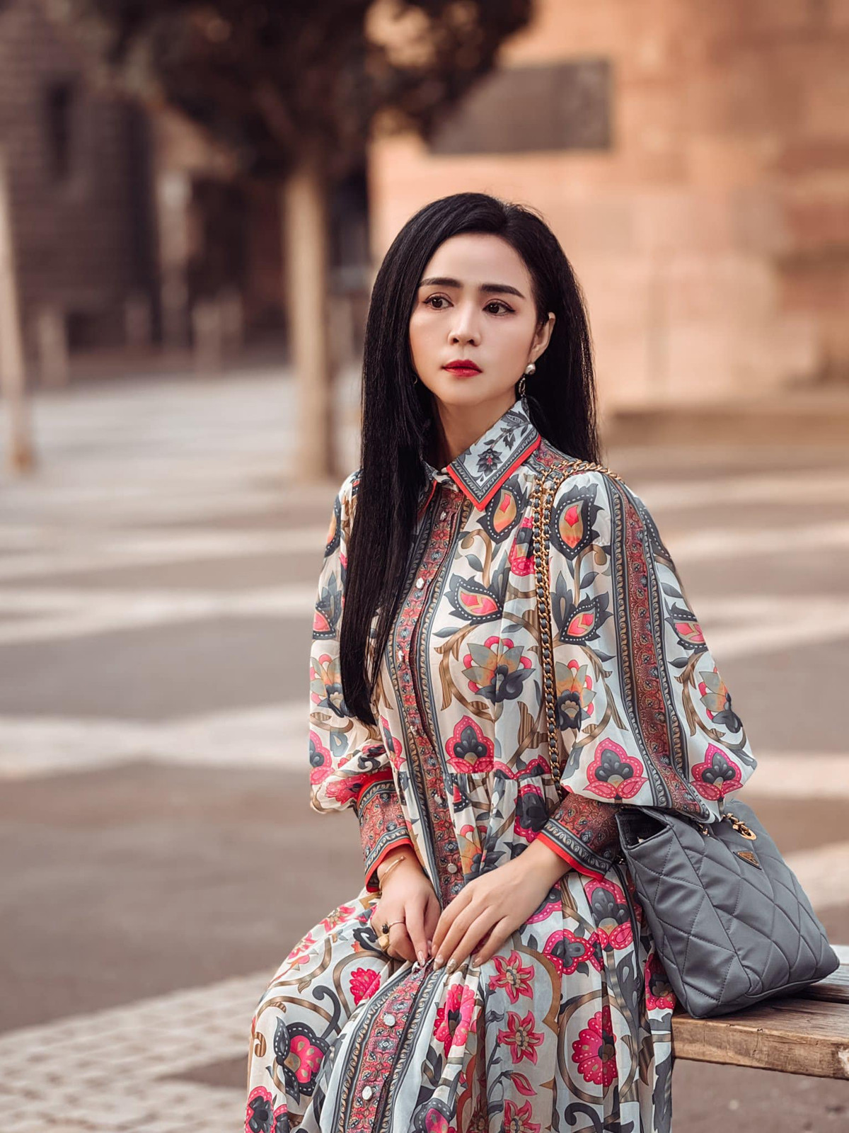 Mới đây, Bùi Thanh Hương gây xôn xao với bức ảnh chụp ở chân nhà thờ Cologne (Đức). Tấm ảnh khiến mọi người mê mẩn bởi kiến trúc đồ sộ của nhà thờ cao 157m, cùng vẻ đẹp lộng lẫy, thần thái của "Nữ hoàng hoa hồng". Tuy nhiên, điều làm mọi người kinh ngạc là bức ảnh được chụp lúc 10h đêm nhưng nhìn rực sáng không khác gì ban ngày.