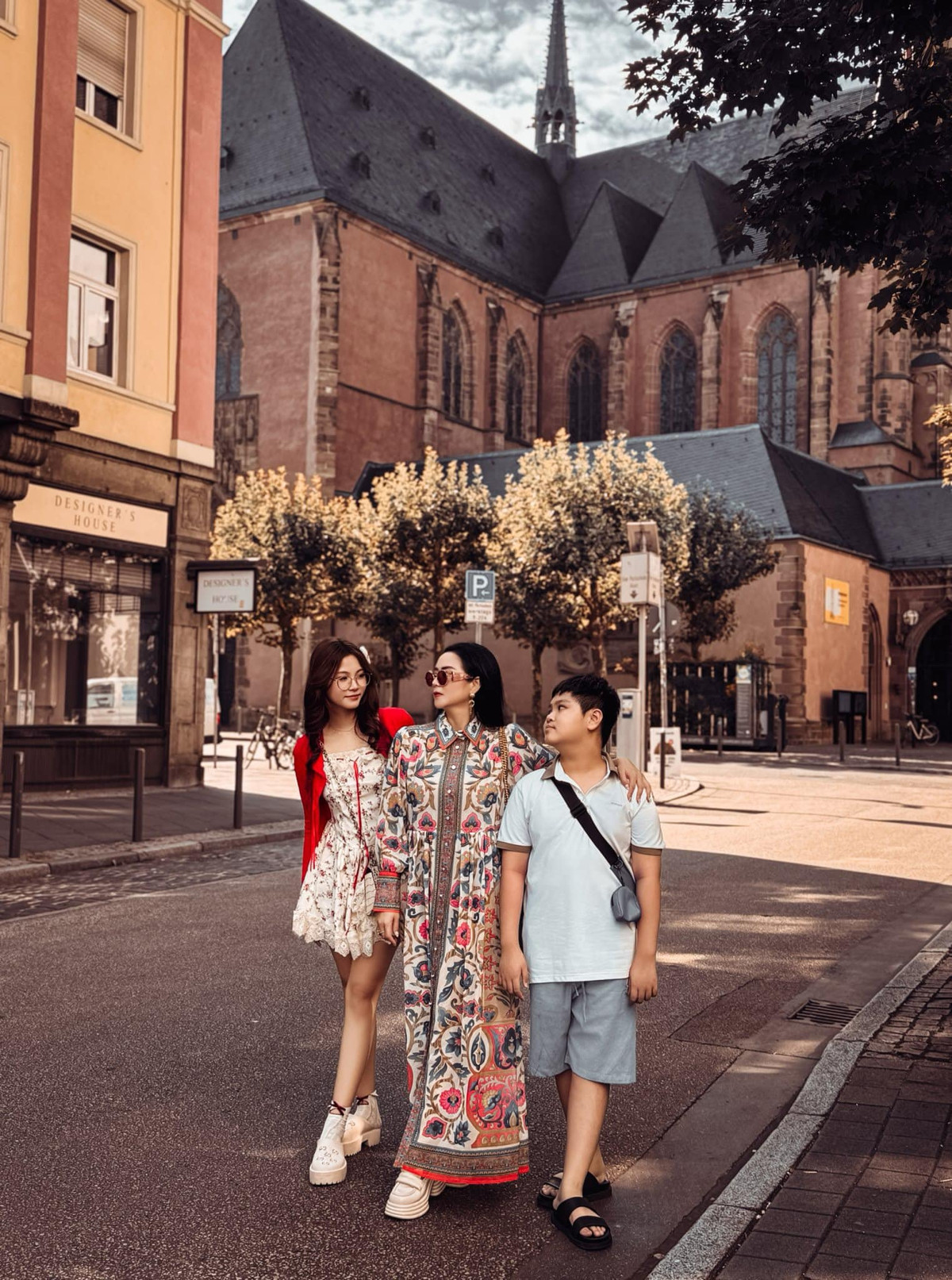 Dẫu đã hàng chục lần đặt chân đến châu Âu nhưng với "Nữ hoàng hoa hồng" Bùi Thanh Hương chuyến đi này đặc biệt nhất đối với chị. Bởi lẽ, đây là chuyến đi dài ngày đầu tiên mà chị dành trọn thời gian với các con. Hai con của chị có tên gọi thân mật là Bống và Tôm không chỉ ngoan ngoãn mà còn rất hiểu chuyện và yêu thương nhau trong suốt cuộc hành trình.