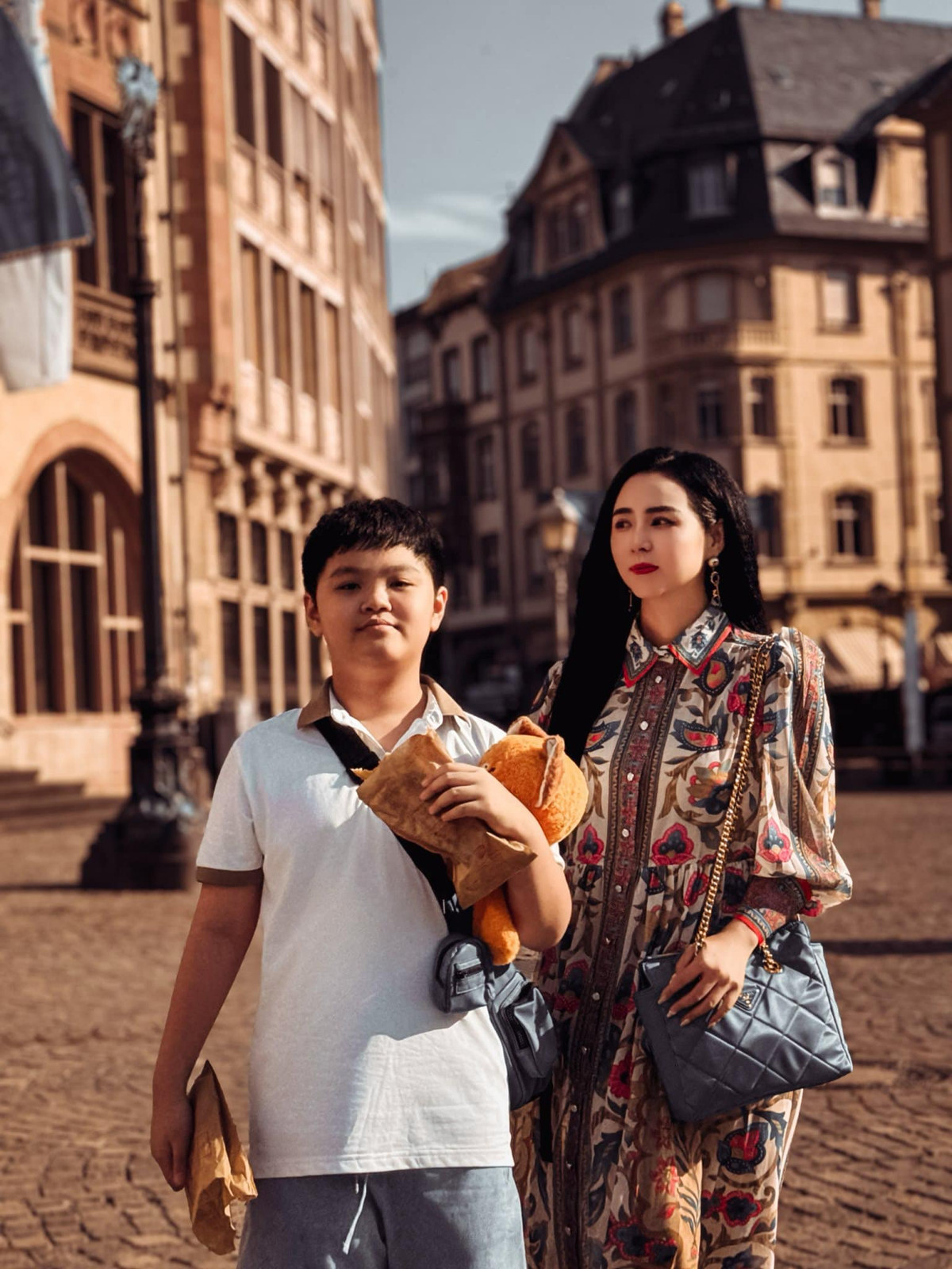 “Tôi có cảm giác như mình mới là người nhận được món quà đặc biệt trong chuyến đi lần này khi được đồng hành cùng các con trong từng khoảnh khắc. Nhìn niềm vui lấp lánh trong nụ cười hay ánh mắt của các con, chứng kiến sự trưởng thành của các con ở mỗi điểm đến thông qua từng hành động nhỏ, cảm xúc của tôi thật khó tả. Đây chính là trải nghiệm mà có tiền chưa chắc đã mua được trong đời”, Bùi Thanh Hương tâm sự.