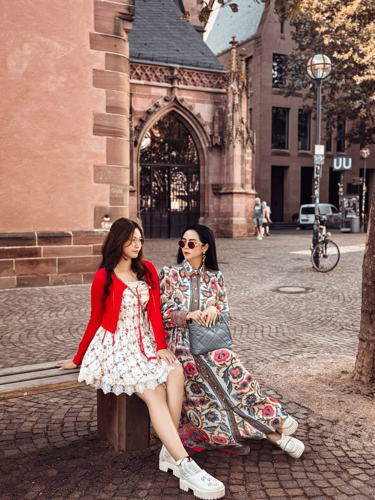 Không chỉ ngắm nhìn cảnh đẹp, thưởng thức món ăn ngon mà "Nữ hoàng hoa hồng" còn giúp các con có được những kiến thức về từng danh thắng mà mình ghé thăm, cùng các con trau dồi trải nghiệm các bài học thực tế quý báu.