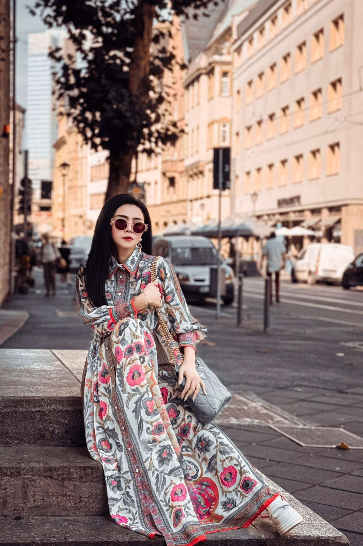 “Dù khiến nhiều người ở châu Á kinh ngạc như vậy nhưng thực tế, những “buổi tối” tràn ngập ánh nắng mặt trời cho tới 20-22h là điều diễn ra thường xuyên ở châu Âu vào mỗi mùa hè, hoàn toàn trái ngược với mùa đông khi 9-10h sáng mặt trời mới xuất hiện và khoảng 16h chiều đã vội vàng trốn mất. Vì sự khác biệt thú vị này và để lợi dụng ánh sáng tự nhiên nhằm tiết kiệm điện năng, liên minh châu Âu đã quy ước mỗi năm điều chỉnh lại đồng hồ hai lần theo giờ mùa hè và giờ mùa đông”, Bùi Thanh Hương chia sẻ.