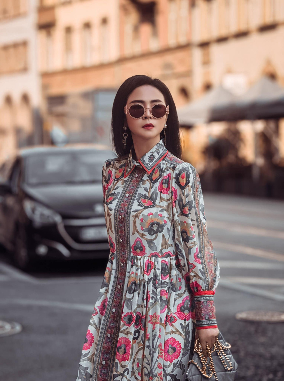 Nhạc sĩ Dương Trường Giang không tin vào mắt, phải thốt lên: “Ở đó không có ban đêm ư?”. Ngay lập tức, chủ nhân của bức ảnh - doanh nhân Bùi Thanh Hương khẳng định: “Chính xác bức ảnh chụp lúc 10h đêm, nắng vẫn còn”.