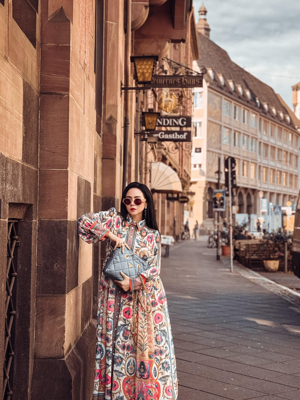 Được biết, bức ảnh check-in trên chỉ là một trong số rất nhiều những khoảnh khắc mà Bùi Thanh Hương đã ghi lại được hiện tượng thiên nhiên kỳ thú khi đặt chân đến nước Đức. Cô cho hay, bản thân mình cũng rất ngỡ ngàng nhưng các con cô lại rất hào hứng vì đây là lần đầu tiên chúng được khám phá một hiện tượng đặc biệt từ thiên nhiên, điều mà rất ít người được biết.