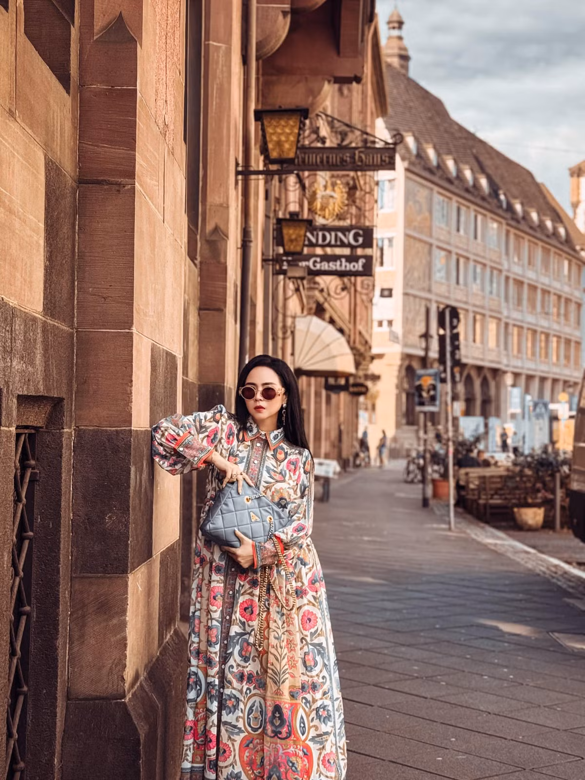 Được biết, bức ảnh check-in trên chỉ là một trong số rất nhiều những khoảnh khắc mà Bùi Thanh Hương đã ghi lại được hiện tượng thiên nhiên kỳ thú khi đặt chân đến nước Đức. Cô cho hay, bản thân mình cũng rất ngỡ ngàng nhưng các con cô lại rất hào hứng vì đây là lần đầu tiên chúng được khám phá một hiện tượng đặc biệt từ thiên nhiên, điều mà rất ít người được biết.