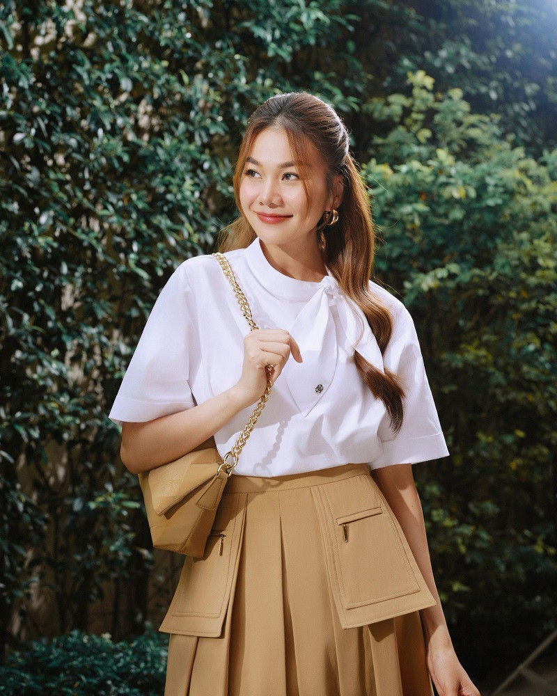 Theo Thanh Hằng, thần thái của phụ nữ phải đến từ khí chất bên trong, lan toả ra trang phục và thông qua trang phục sẽ chinh phục được người đối diện dù trong bất cứ hoàn cảnh nào hay bất cứ khi nào xuất hiện.