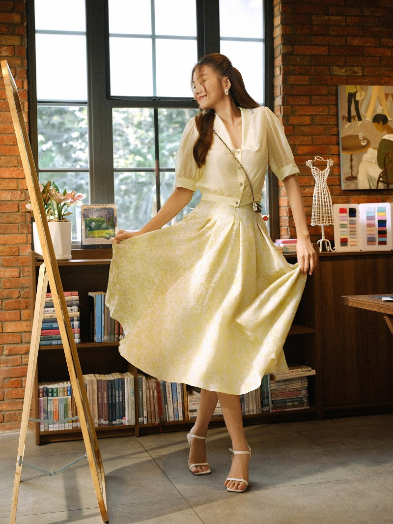 "Hạnh phúc là một hành trình nỗ lực, chăm chỉ mỗi ngày để trở thành dáng vẻ mình yêu thích nhất. Hạnh phúc là được sống từng giây từng phút với niềm đam mê của riêng mình", nữ siêu mẫu bày tỏ.