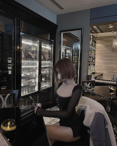 Với bộ ngực khủng và vòng eo thon gọn, làn da trắng sứ nuột nà, Misa thực sự gợi cảm. Vòng một đầy đặn cup 34E cũng giúp cô nàng trở nên nổi bật bất kể mặc trang phục gì.