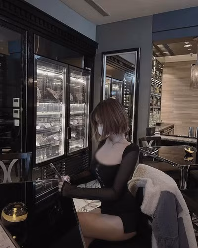 Với bộ ngực khủng và vòng eo thon gọn, làn da trắng sứ nuột nà, Misa thực sự gợi cảm. Vòng một đầy đặn cup 34E cũng giúp cô nàng trở nên nổi bật bất kể mặc trang phục gì.