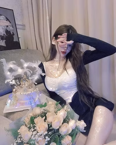 Trên thực tế, Misa phát triển theo hướng người mẫu gợi cảm, vì vậy cô nàng chưa bao giờ ngại ngần khoe dáng trong những bộ trang phục hở hang, thiếu vải.