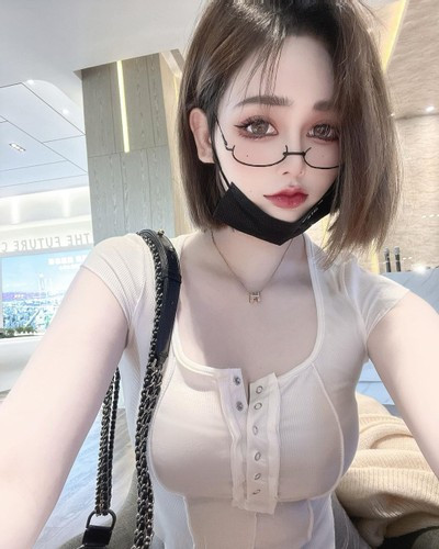 Sở hữu khuôn mặt đẹp như búp bê và dáng vóc cực kỳ nóng bỏng, Misa Chao vốn đã có lượng fan hâm mộ đông đảo của riêng mình.