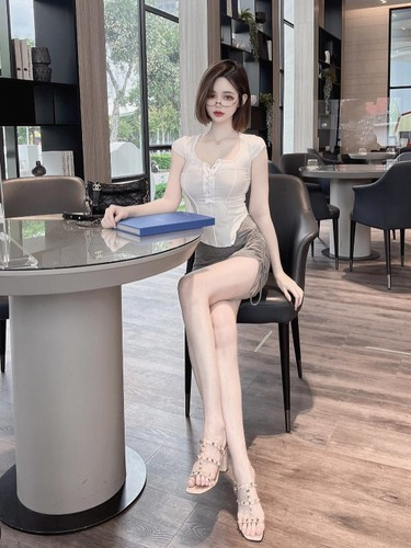 Thế nhưng sau khi kiểm tra lại thông tinh, cư dân mạng tìm ra danh tính thực sự của cô nàng. Hoá ra, nàng " búp bê sống" này không phải nhân viên bán xe mà là Misa Chao, một hot girl người mẫu khá nổi tiếng.