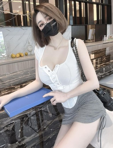 Cũng vì vậy, hot girl xinh đẹp, nóng bỏng này còn được gọi là "hot girl bán xe" hay "nhân viên bán xe xinh đẹp nhất".